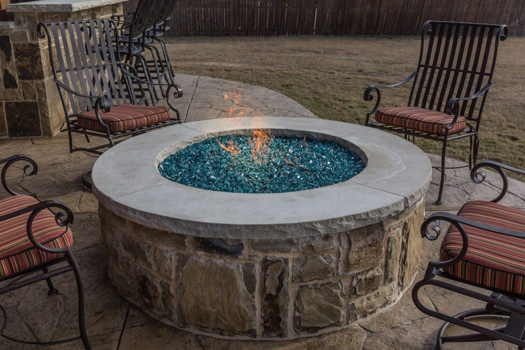 Choosing Between an Outdoor Fireplace or a Fire Pit